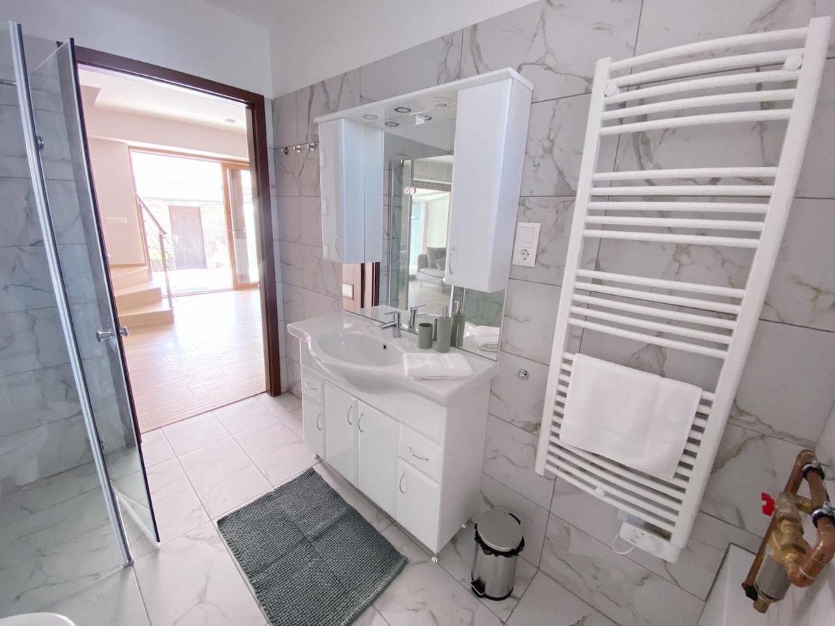 Piros Vendeghaz Villa ตีฮานี ภายนอก รูปภาพ