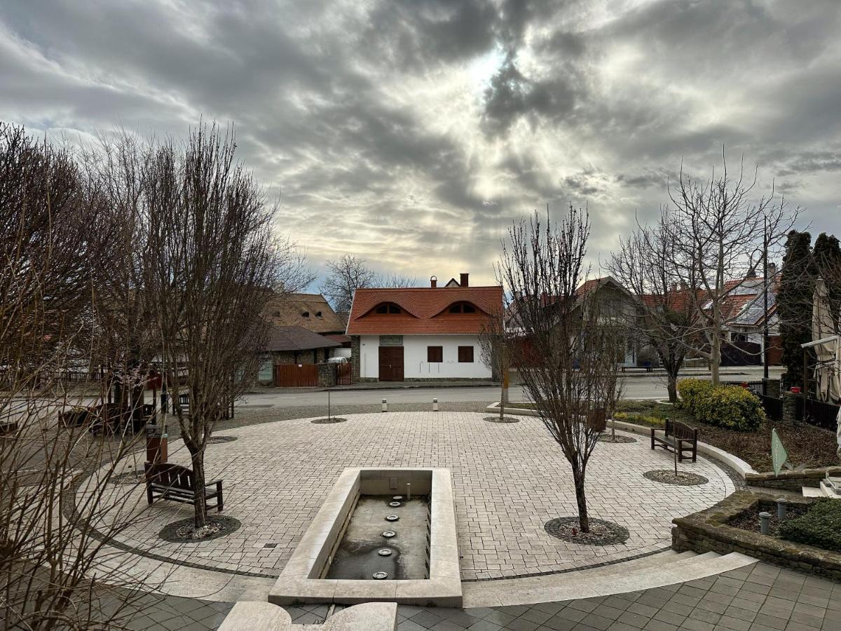 Piros Vendeghaz Villa ตีฮานี ภายนอก รูปภาพ